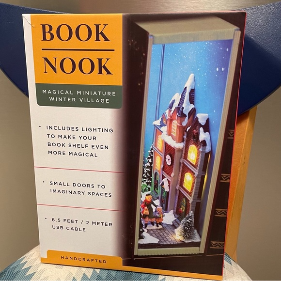 ❄️ Handcrafted Book Nook Magical Miniature Winter Village ❄️ - Picture 1 of 5